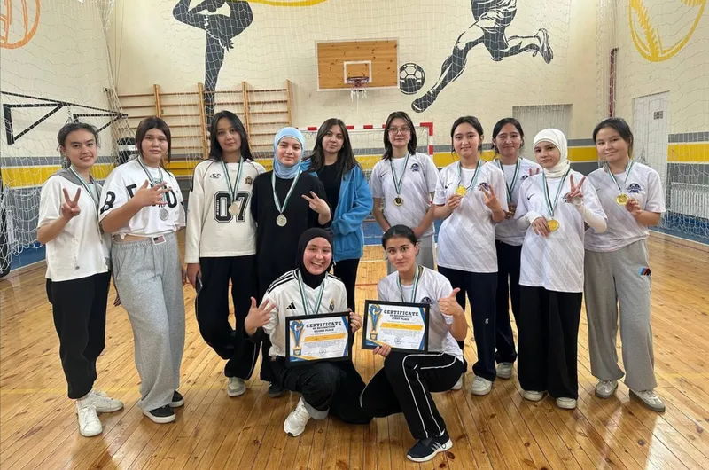 Toshkentdagi birinchi Starlight Set turniri g‘oliblari medal va diplomlari bilan
